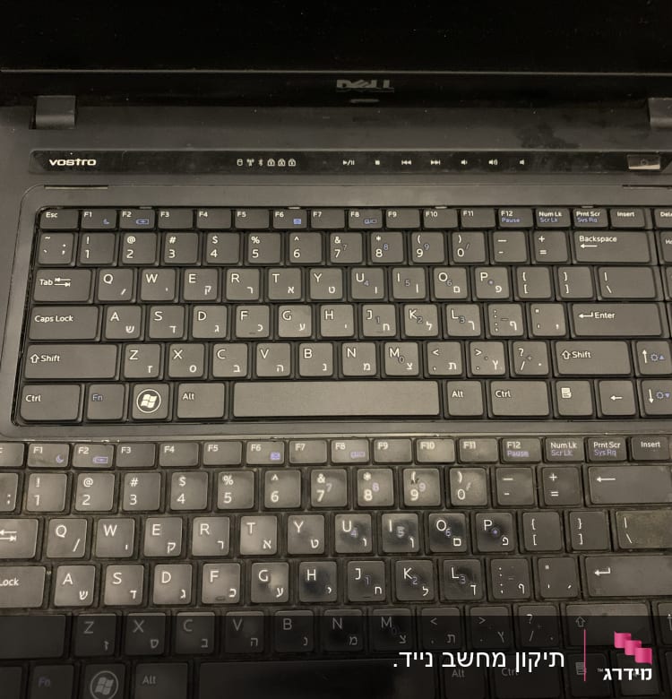 מקלדת מחשב נייד עם מקשים בעברית ואנגלית